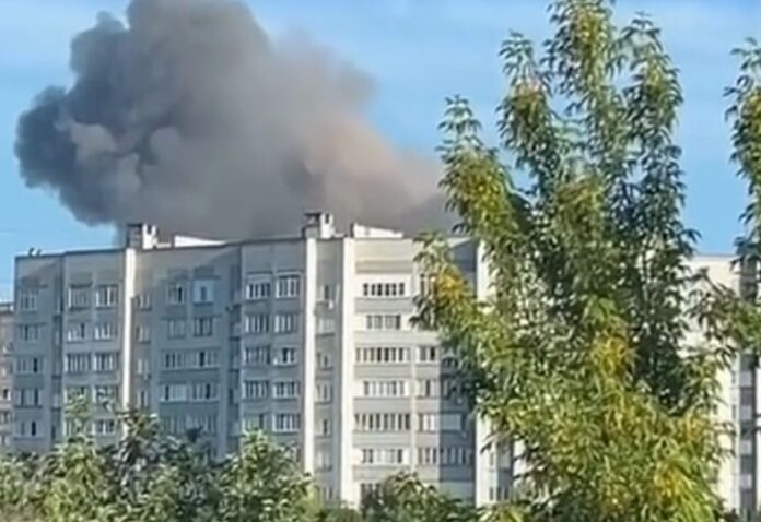 Debesīs paceļas melni dūmi pēc dronu trieciena rūpnīcai Čeboksarā, Krievijā