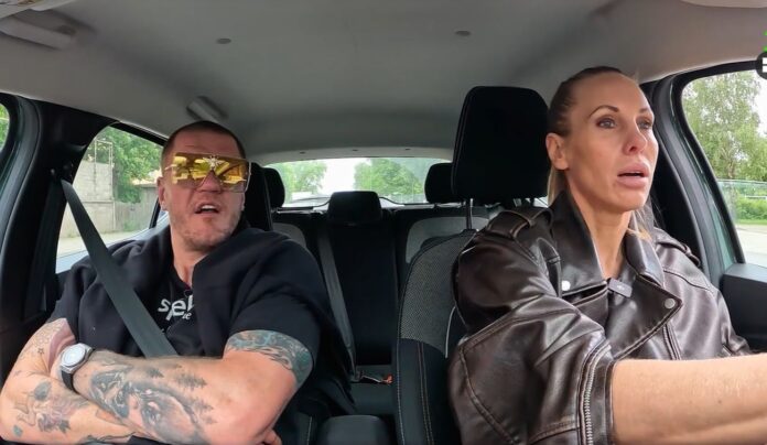 Olga un Kaspars Kambalas automašīnā