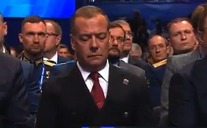 Vladimirs Putina runas laikā iesnaudies bijušais Krievijas prezidents Dmitrijs Medvedevs