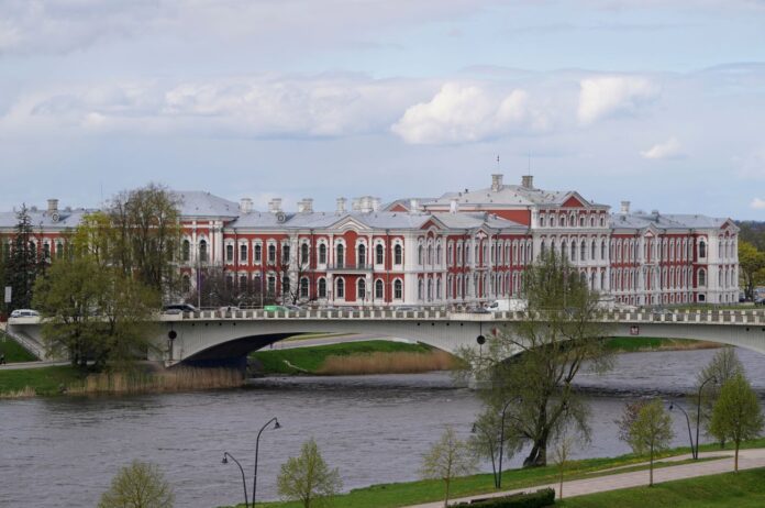 Skats uz Jelgavas pili pār Lielupi