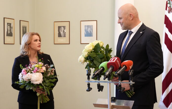 Bijusī Ministru prezidente Evika Siliņa nodod amata pilnvaras jaunajam valdības vadītājam Andrim Kulbergam.