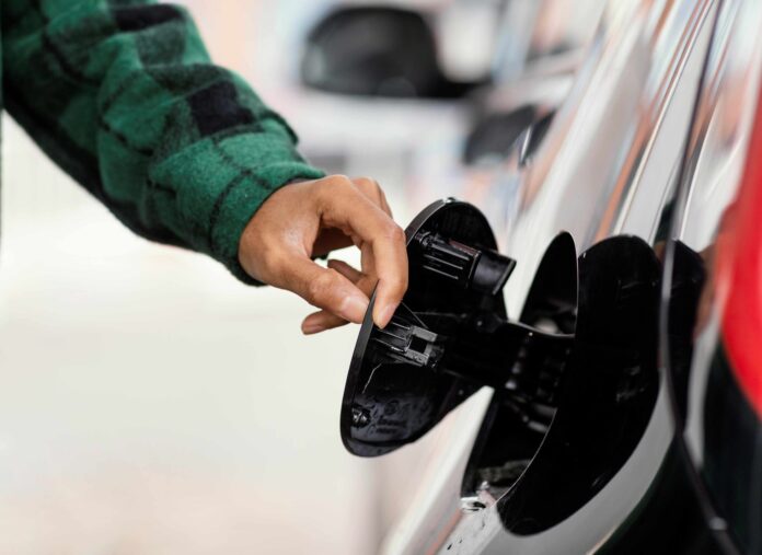 atvērta auto degvielas bāka