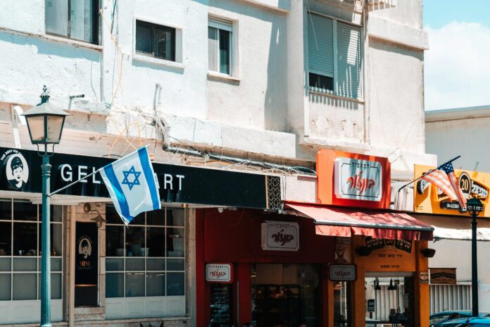 Izraēlas un ASV karogi pie ēkas