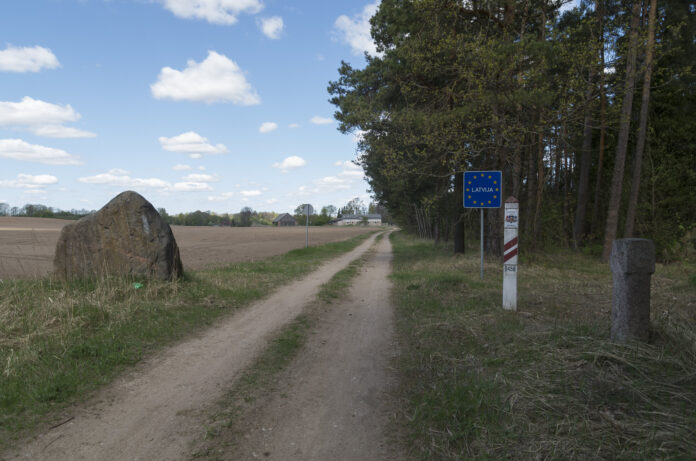 Latvijas - Lietuvas robeža, grants ceļš saulainā dienā