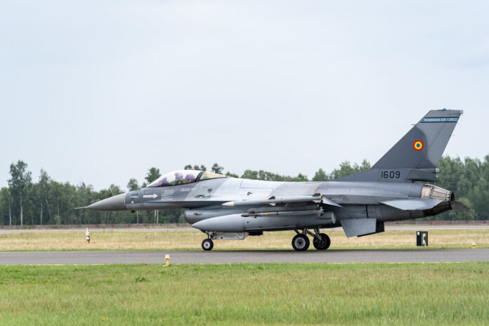 Rumāņu F-16 iznīcinātājs