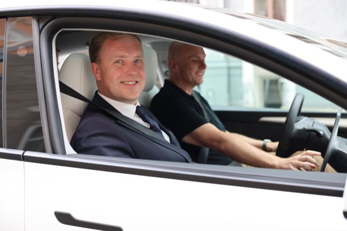 Ekonomikas ministrs Viktors Valainis automašīnā “Tesla”