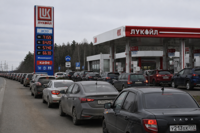 Gara auto rinda pie degvielas uzpildes stacijas