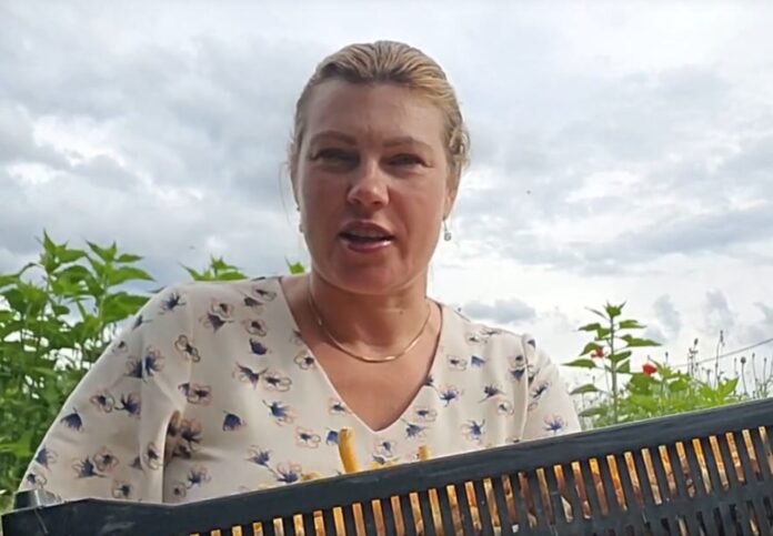 Magone Liedeskalna ar gaileņu pilnu kasti rokās
