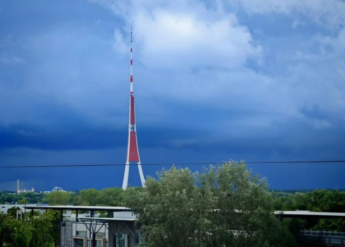 Tumši padebeši virs televīzijas torņa Rīgā