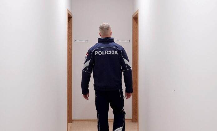 Valsts policijas darbinieki un elektrošoka ierīce ilustratīvā attēlā par IDB izmeklēšanu.