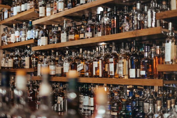 alkohola pudeles veikala plauktā