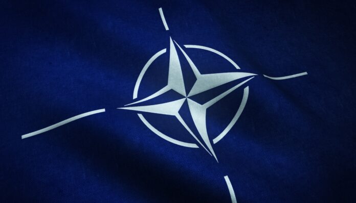 NATO dalībvalstu līderi samitā Ankarā apspriež kolektīvo aizsardzību un atbalstu Ukrainai.