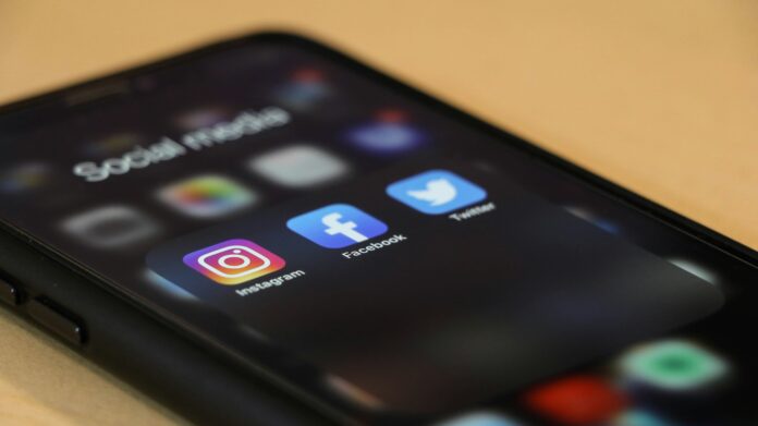 sociālo tīklu ikonas telefona ekrānā