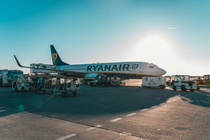 Ryanair lidmašīna lidlaukā