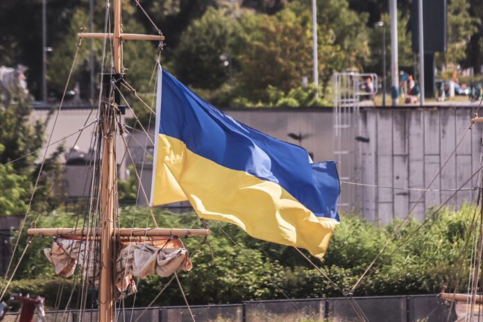 Ukrainas karogs uz krustu fona