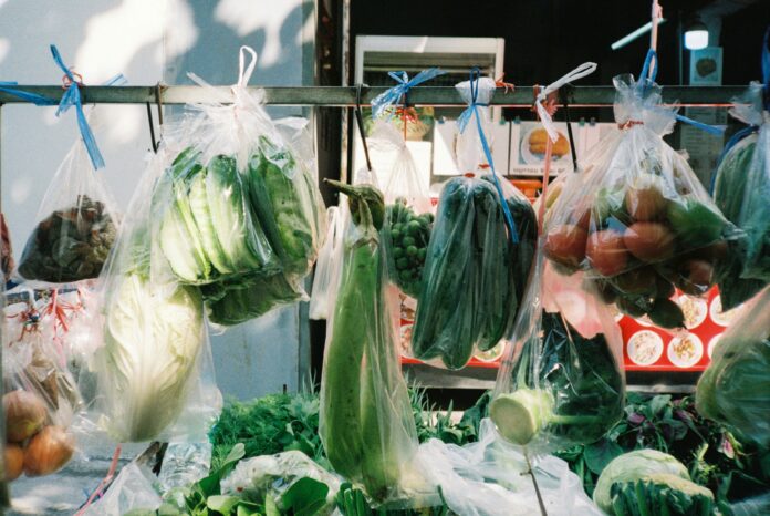 Augļi un dārzeņi plastmasas iepakojumā