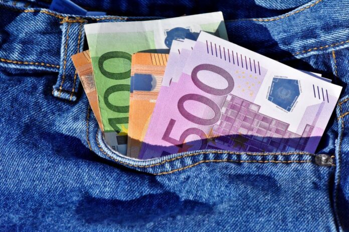 Eiro banknotes kabatā