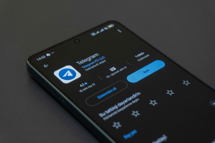 telefona ekrāns ar Telegram ikonu