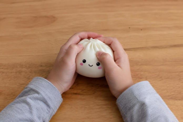 Rotaļlieta “Squishy Dumpling” bērna rokās