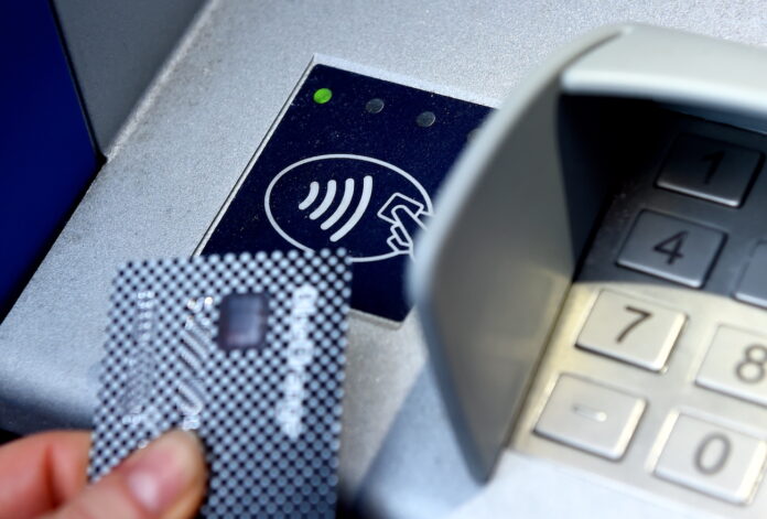 Bankomāts Latvijā pēc vētras, kuras laikā darbības traucējumi skāra 183 bankomātus