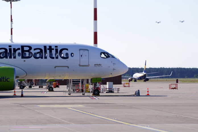 “airBaltic” lidmašīna.