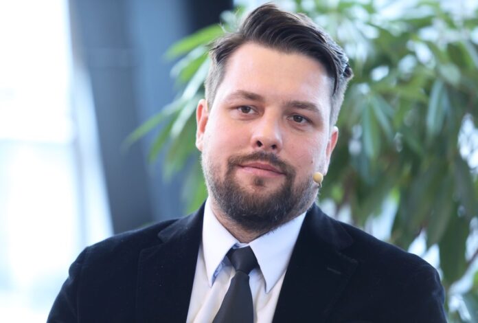 Latvijas Transatlantiskās organizācijas valdes loceklis, Latvijas Ārpolitikas institūta pētnieks un Rīgas Tehniskās universitātes Liepājas akadēmijas direktors Sandis Šrāders.