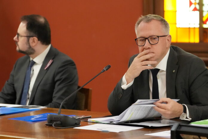 Kaspars Briškens (no kreisās) un Arvils Ašeradens.