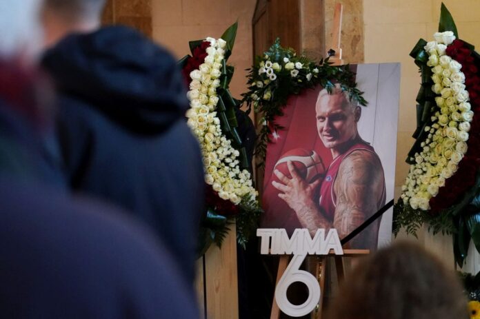 Pēdējā gaitā pavada basketbolistu Jāni Timmu