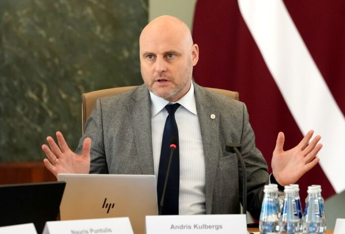 Ministru prezidents Andris Kulbergs tikšanās laikā ar nevalstisko organizāciju (NVO) pārstāvjiem Ministru kabinetā, lai pārrunātu jautājumus, kas saistīti ar šo organizāciju darbību Latvijā, kā arī iepazītos ar NVO finansēšanas principiem valsts pārvaldē.