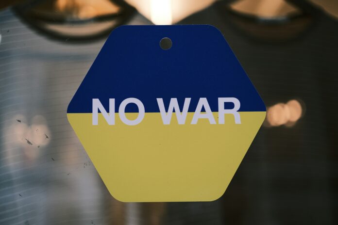 uzlīme ar uzrakstu NO WAR