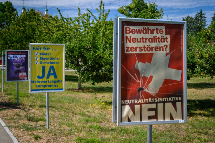 neitralitātes referenduma kampaņas plakāti Šveicē