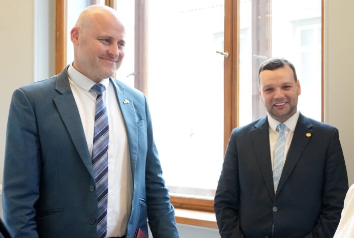 Ministru prezidents Andris Kulberg un Reinis Uzulnieks.