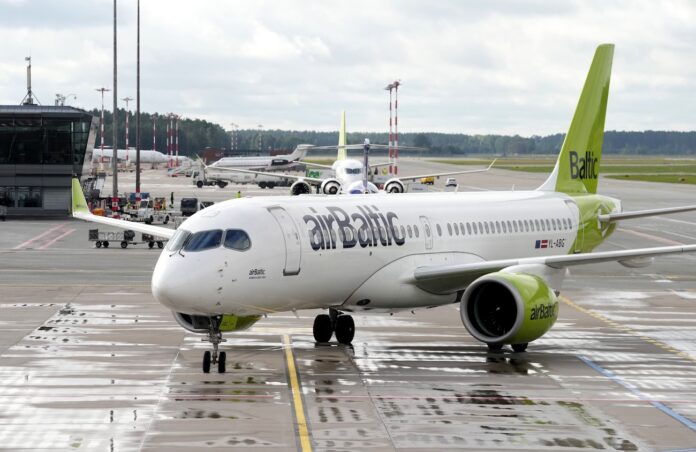 airBaltic” lidmašīna lidostā