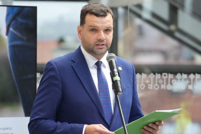 Pie stūres reibumā pieķertais labklājības ministrds Reinis Uulnieks
