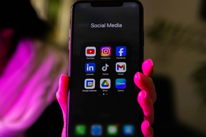 sociālo tīklu lietotnes viedtālrunī
