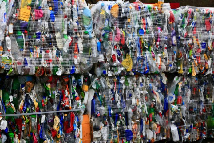 plastmasas atkritumu pakas